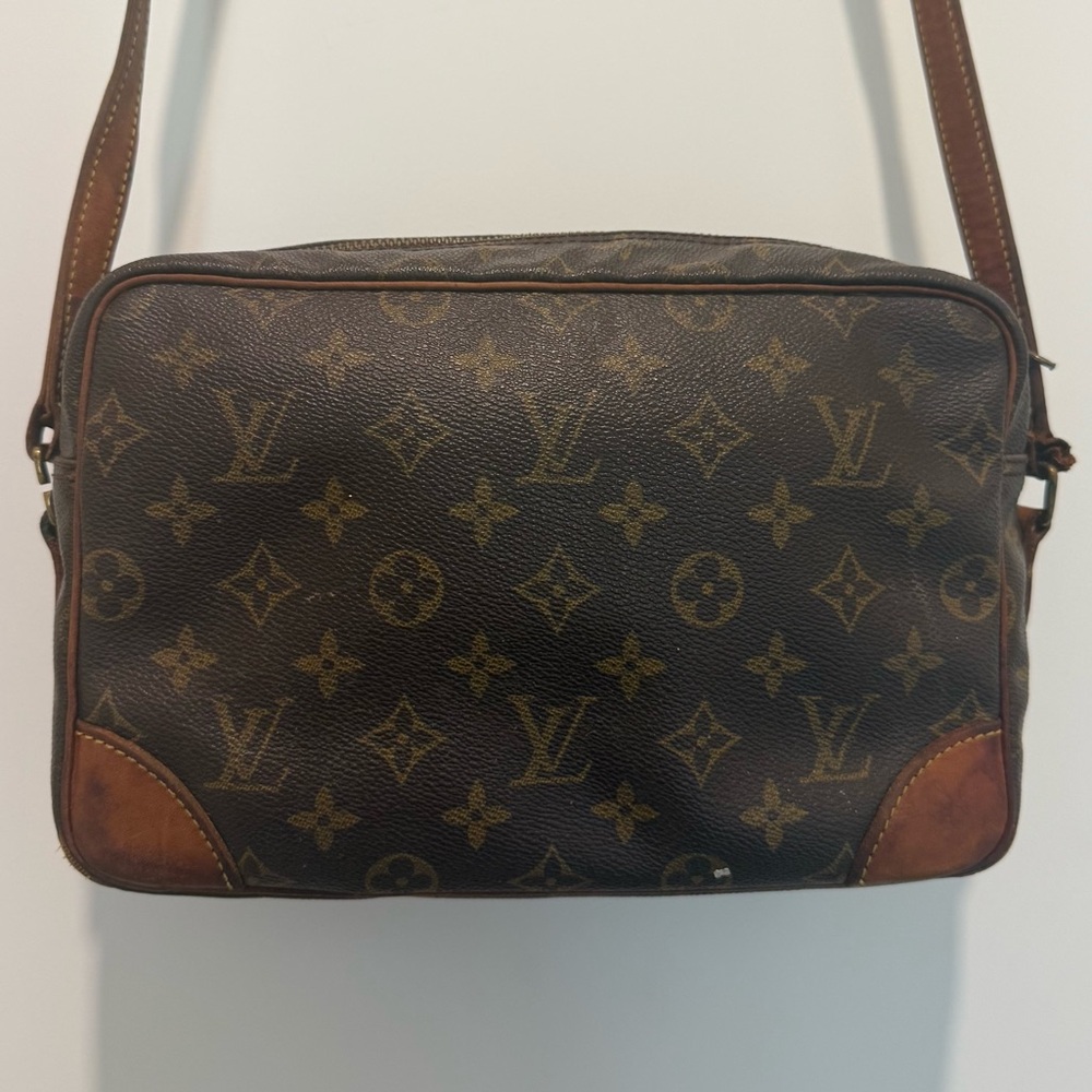 AUTHENTIC Louis Vuitton Trocadero 27 Crossbody Bag - Picture 9 of 16